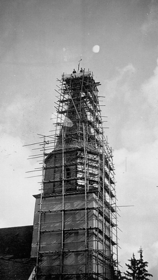 Historischer Gerüstbau an einem Kirchturm